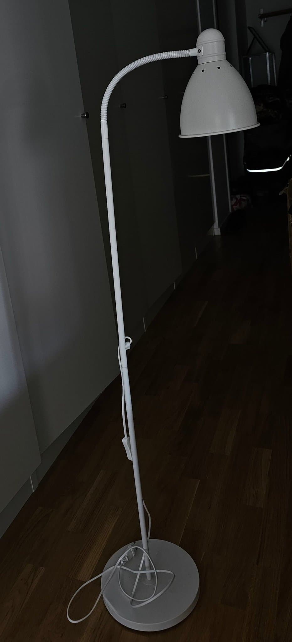 Vit golvlampa