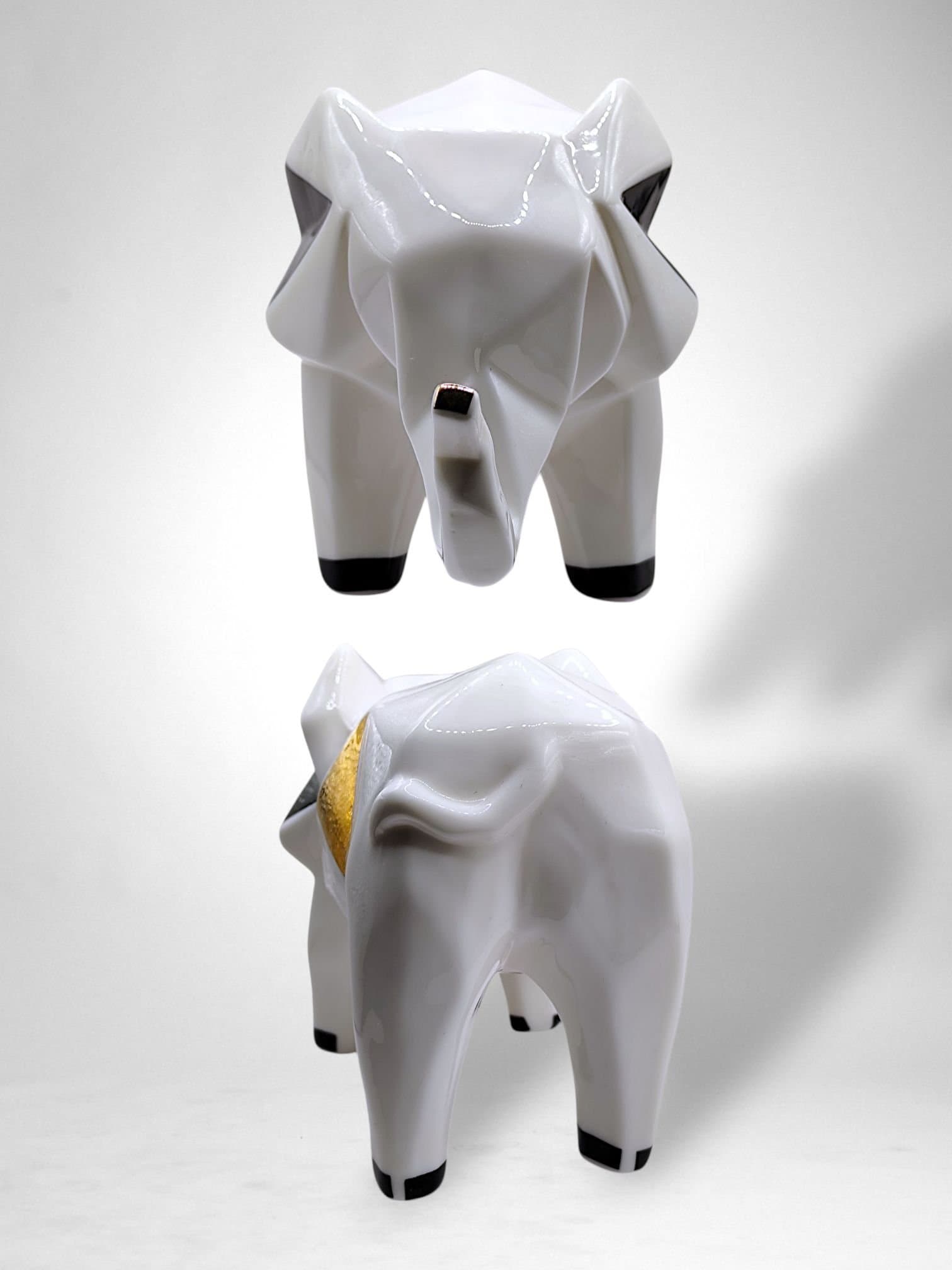 Nattlampa skulptur i porslin, geometrisk elefant. Lampan ger varmt sken