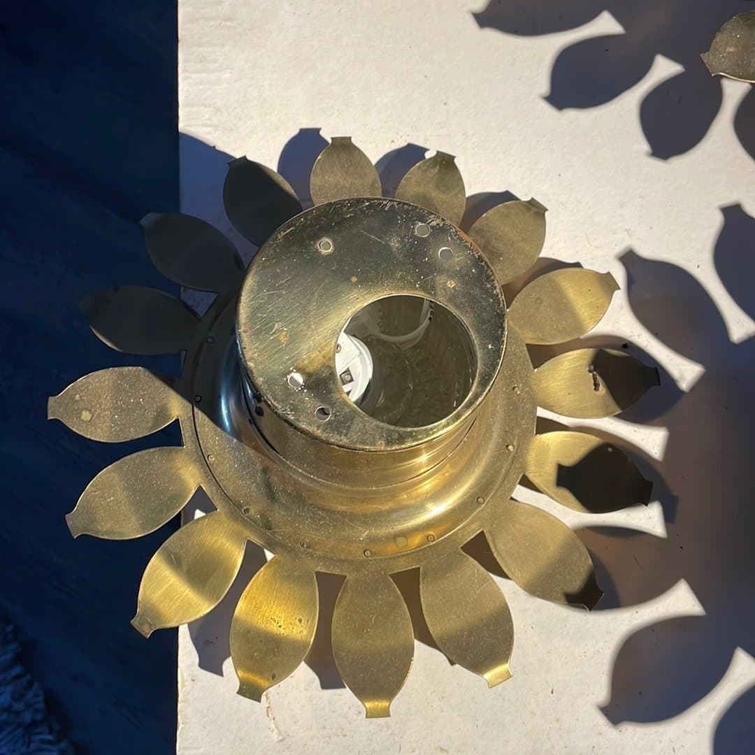 Vägglampa i mässing med glasdetaljer