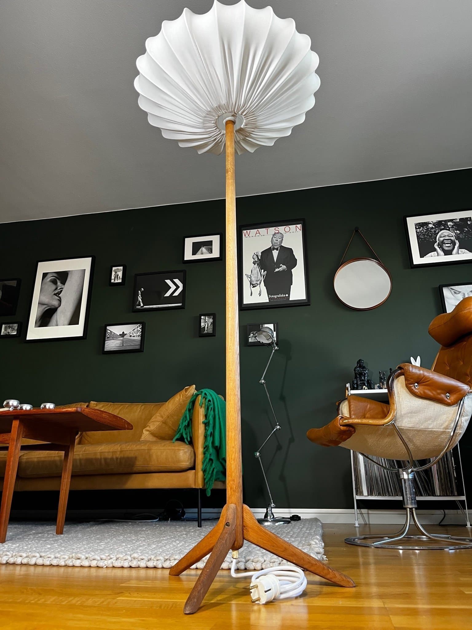 Retro golvlampa i ek (tripod) med skärm