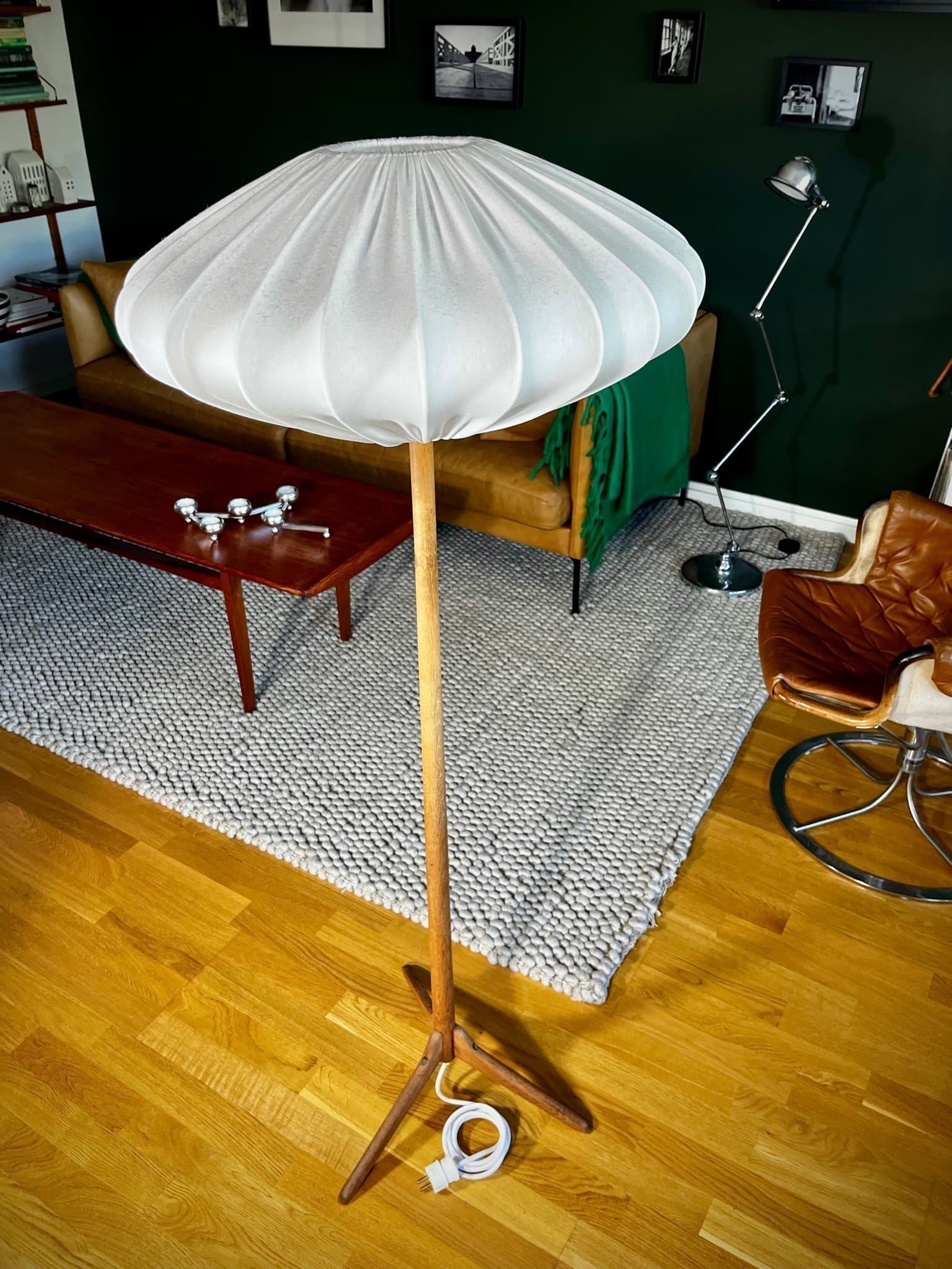 Retro golvlampa i ek (tripod) med skärm
