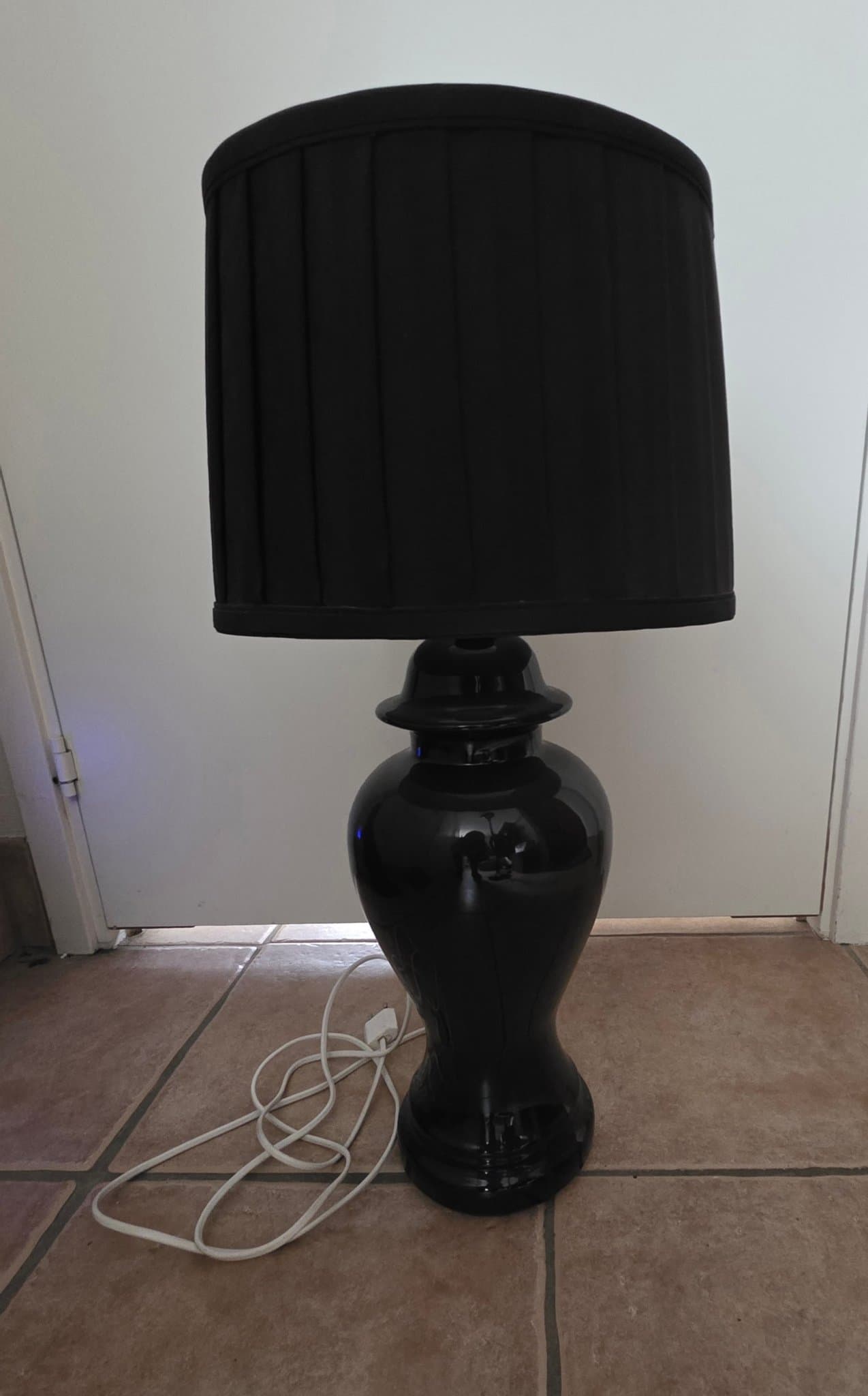 Tischlampe mit schwarzem Schirm