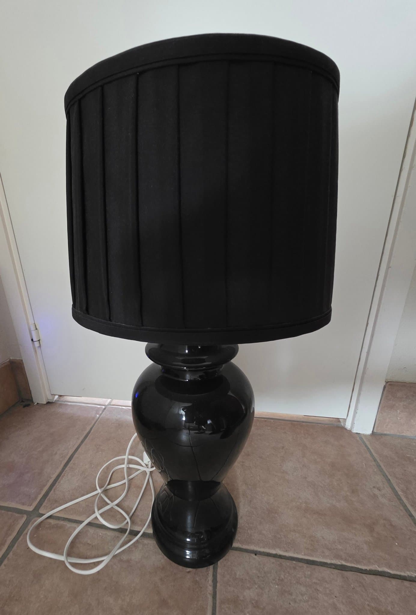 Tischlampe mit schwarzem Schirm