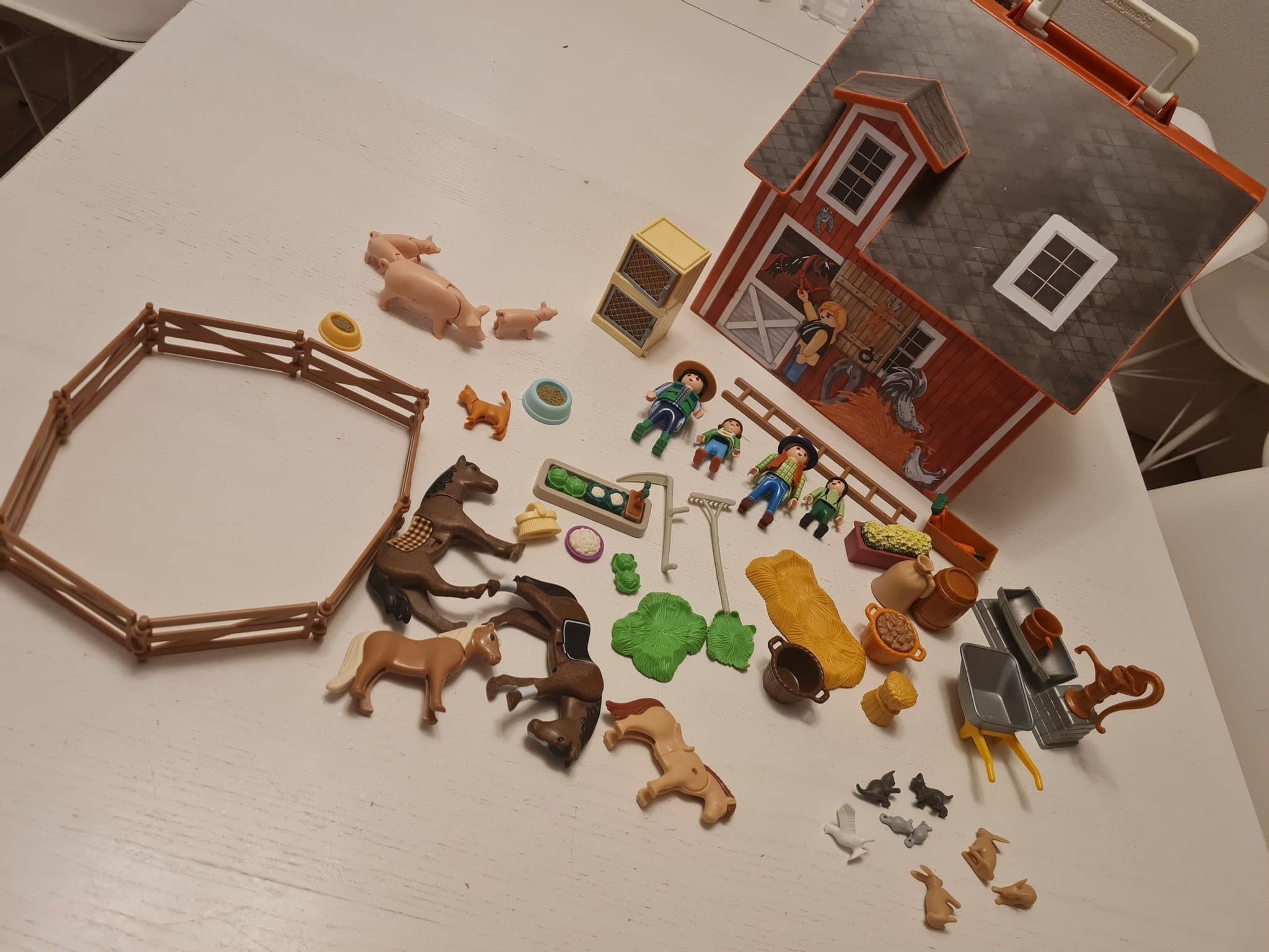 Playmobil stor bondgård med djur och figurer