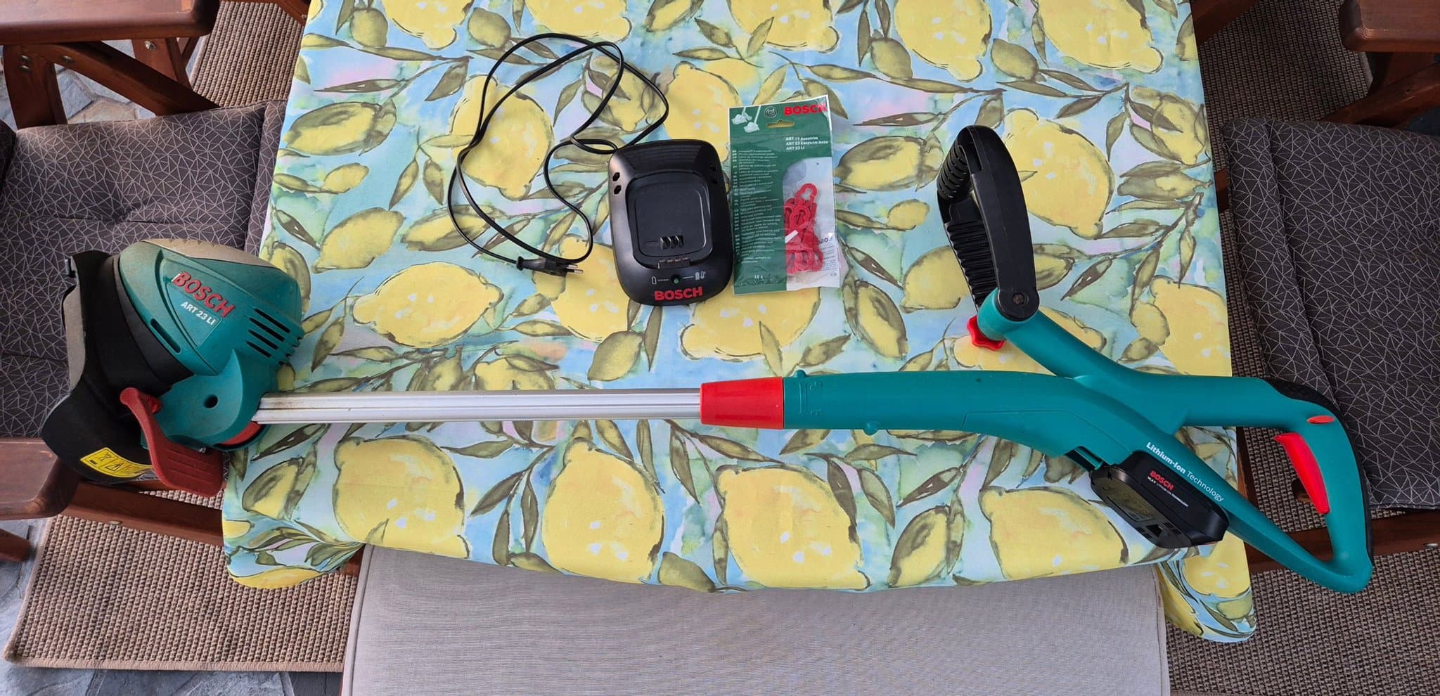 Bosch ART 23 LI Grästrimmer med laddare och tillbehör