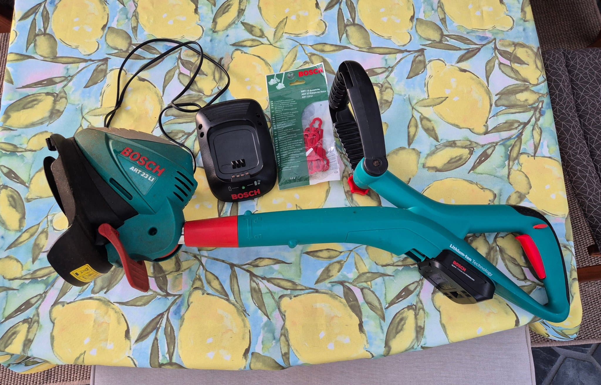 Bosch ART 23 LI Grästrimmer med laddare och tillbehör
