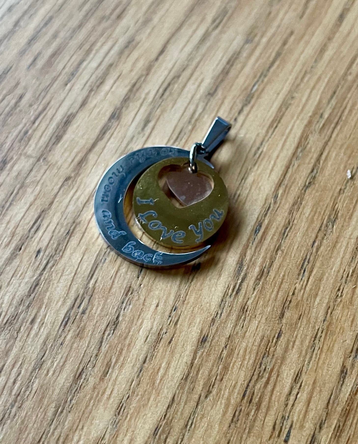 Berlock, med text i rostfritt stål ca 22 mm