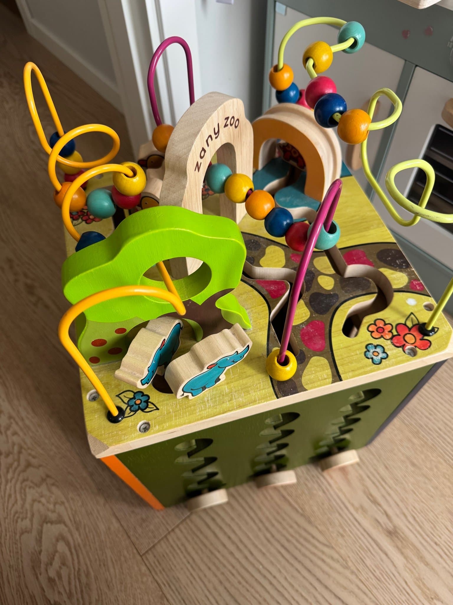 Zany Zoo Aktivitetskub i trä från B. toys