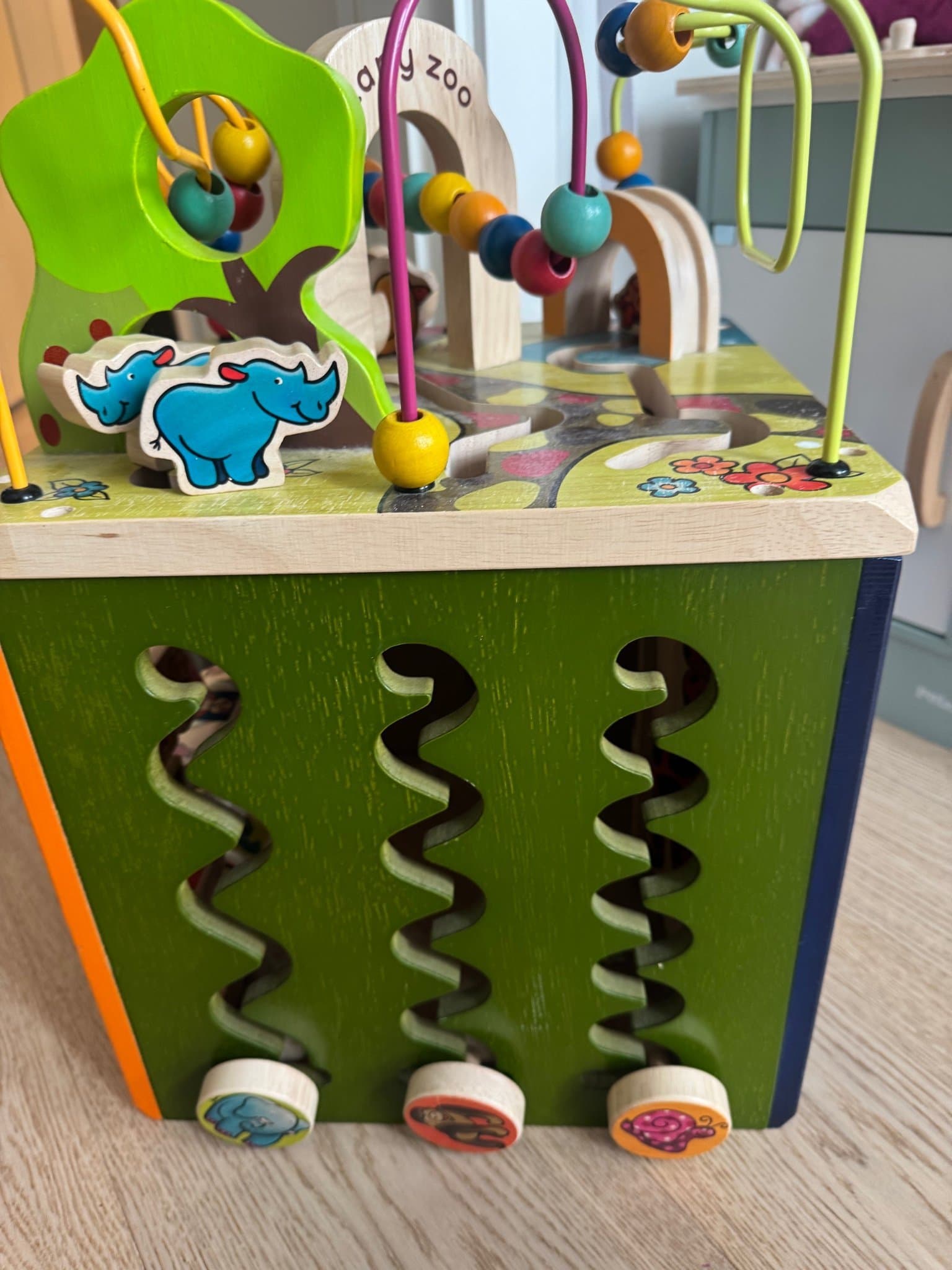 Zany Zoo Aktivitetskub i trä från B. toys