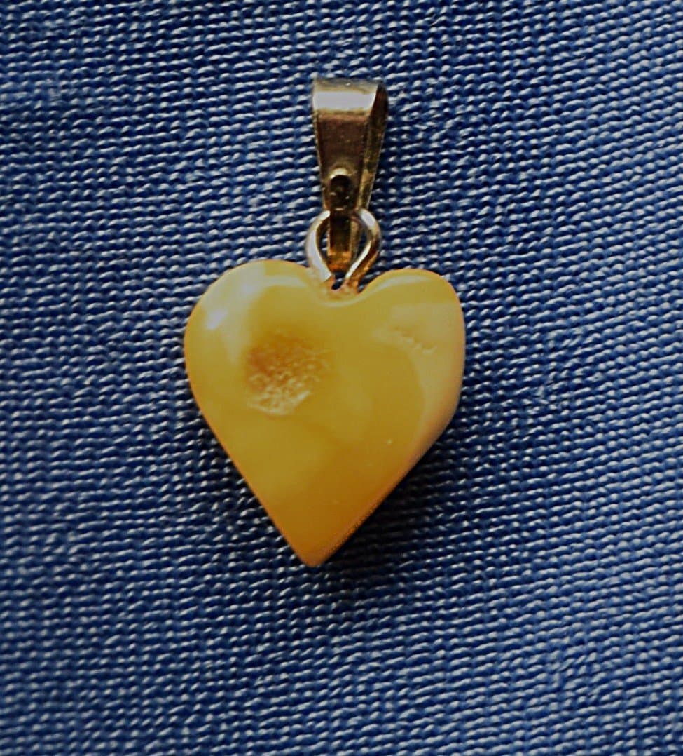 HJÄRTA I BÄRNSTEN som smyckeshänge RAV GENUINE BALTIC AMBER HEART N 1
