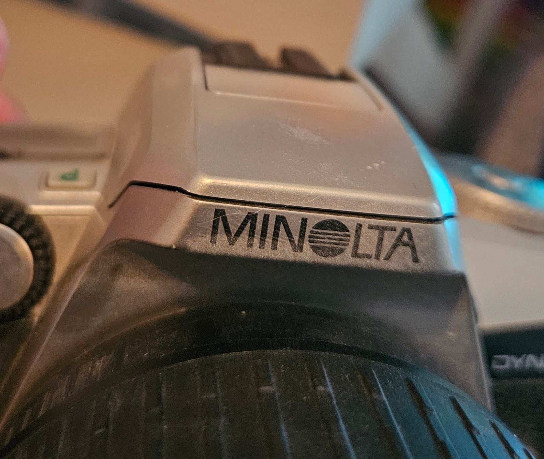 Minolta Dynax 4 analog systemkamera med Sigma 28-80mm objektiv