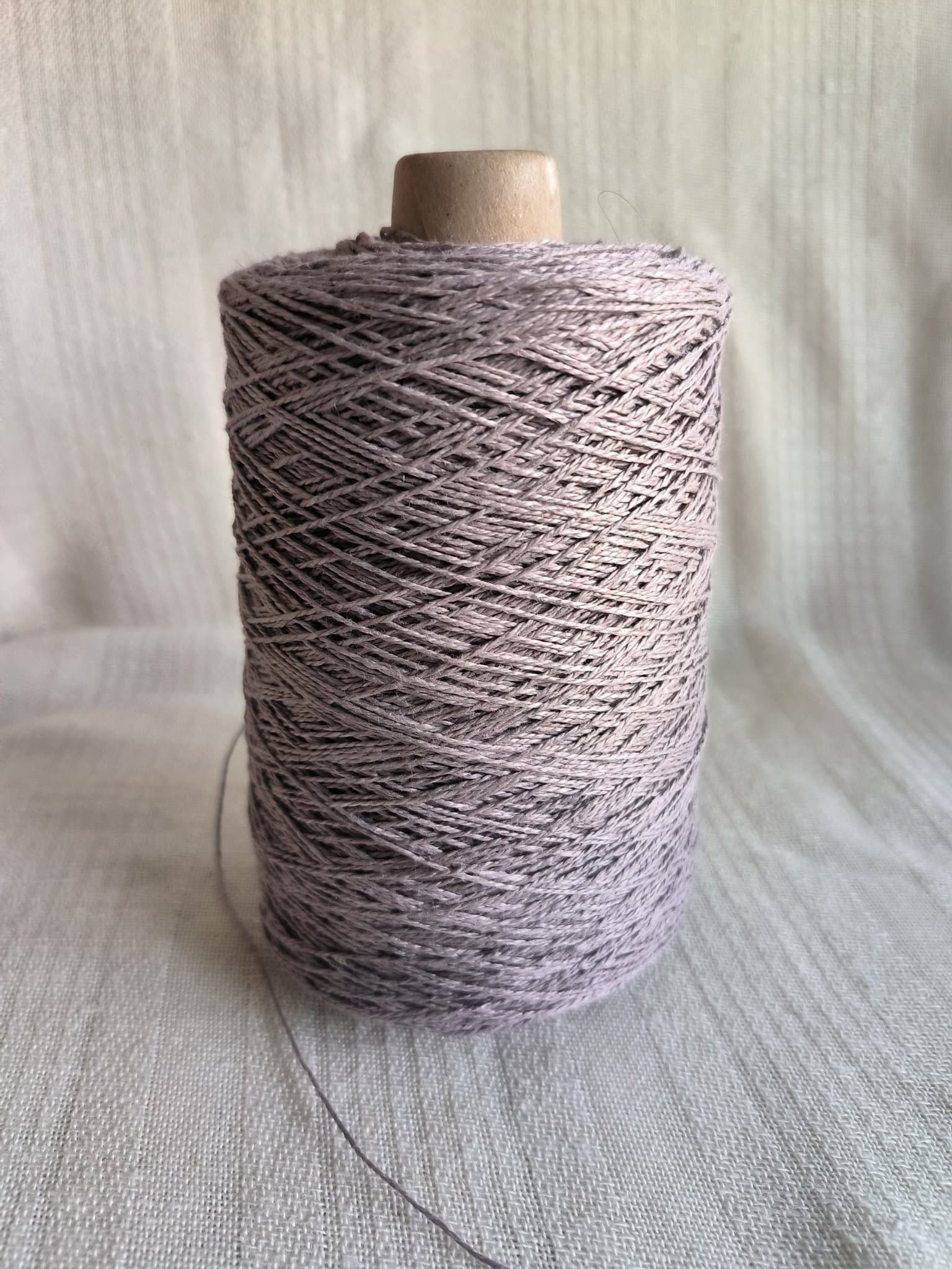 100 % lingarn; ca. 750 gr. utan kon, ljuslila.