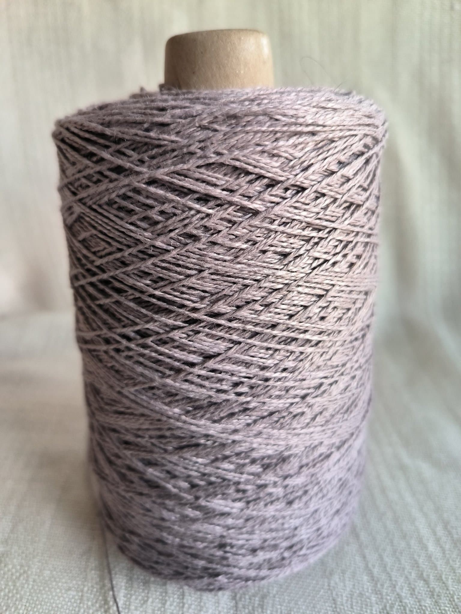 100 % lingarn; ca. 750 gr. utan kon, ljuslila.