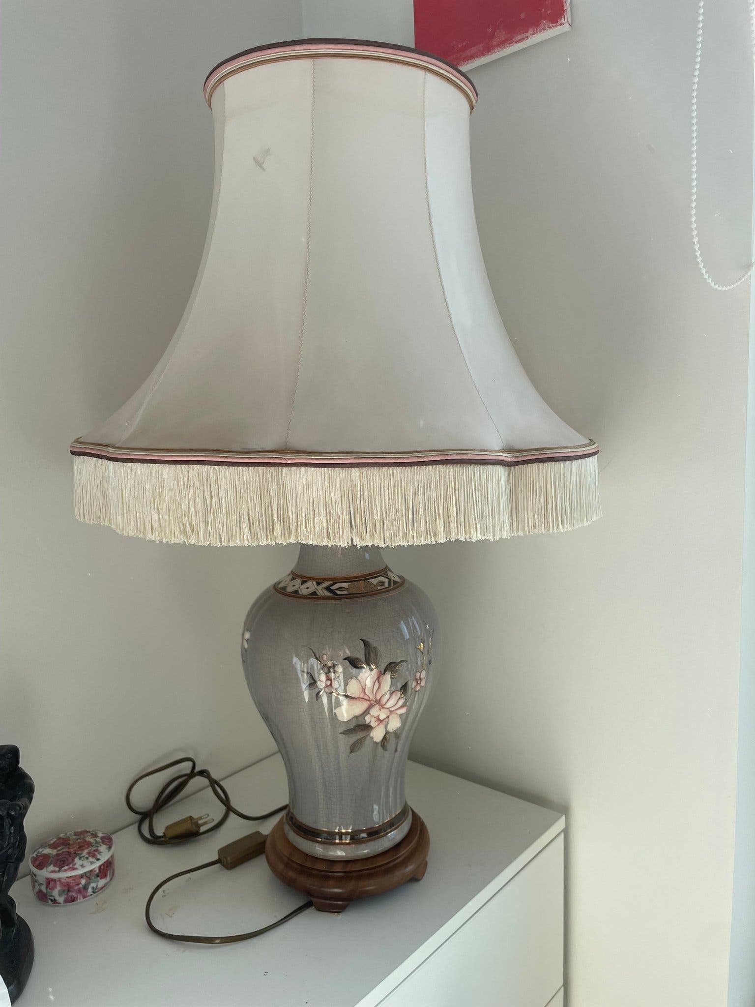 2st Bordslampor med blommotiv och fransad skärm
