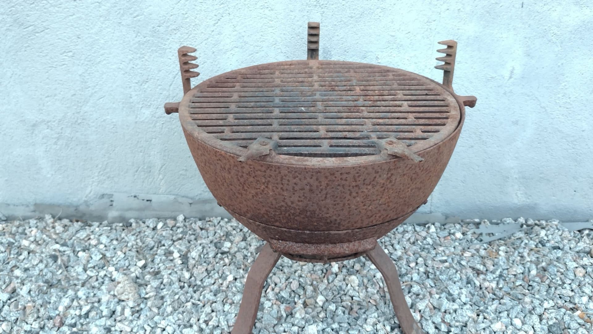 Utegrill Eldstad En tung rackare i järn