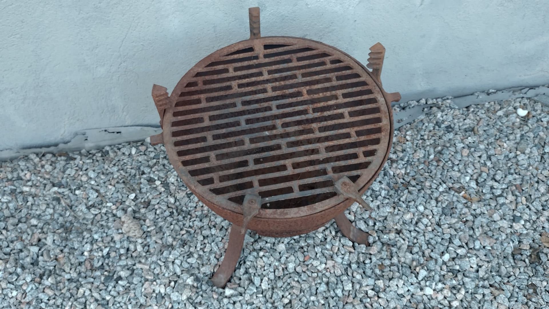 Utegrill Eldstad En tung rackare i järn
