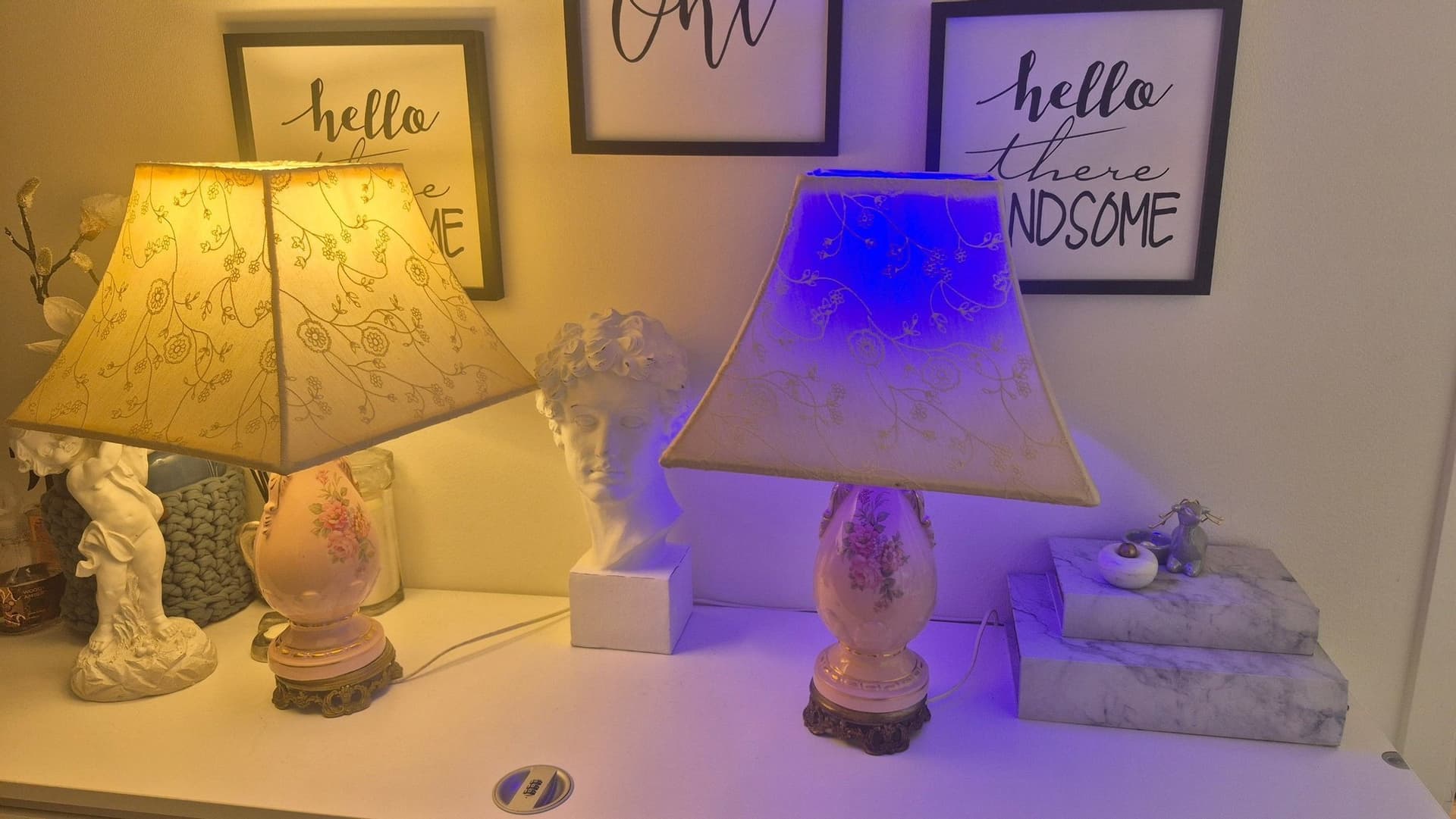 Bordslampa med rosa bas och mönstrad skärm