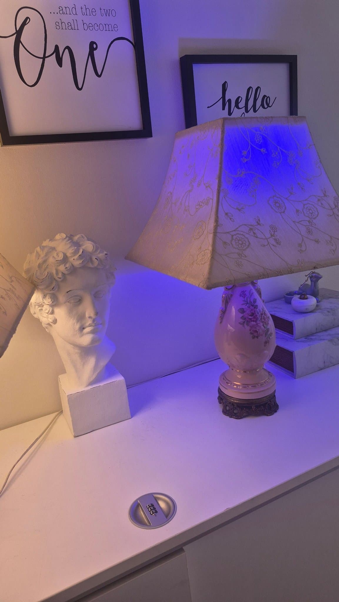 Bordslampa med rosa bas och mönstrad skärm