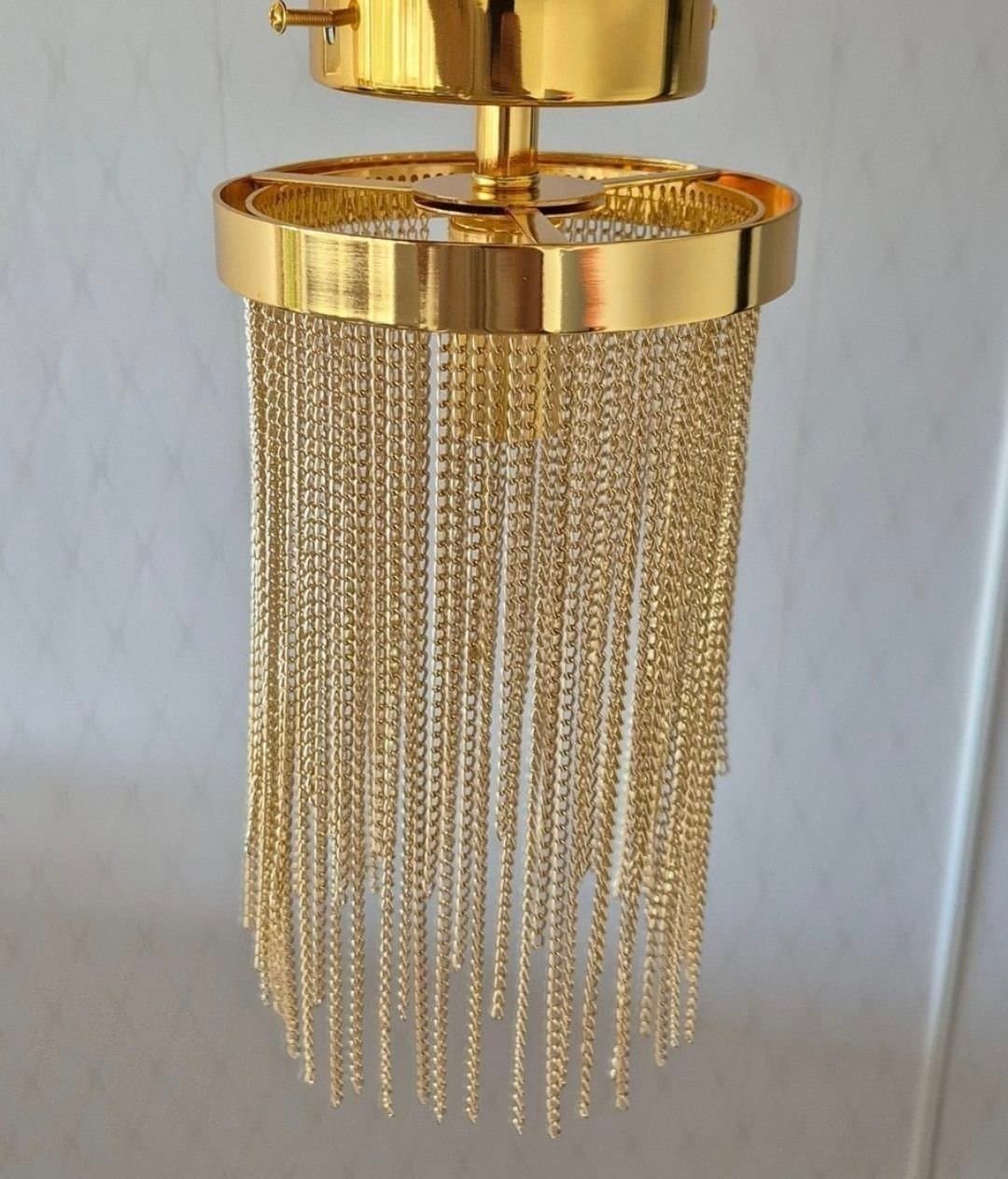 Elegant Taklampa med Guldfärgade Kedjor