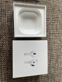 Apple AirPods 4 – Nästan nya med kvitto