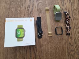 Huawei Watch Fit 4 Pro med flera armband