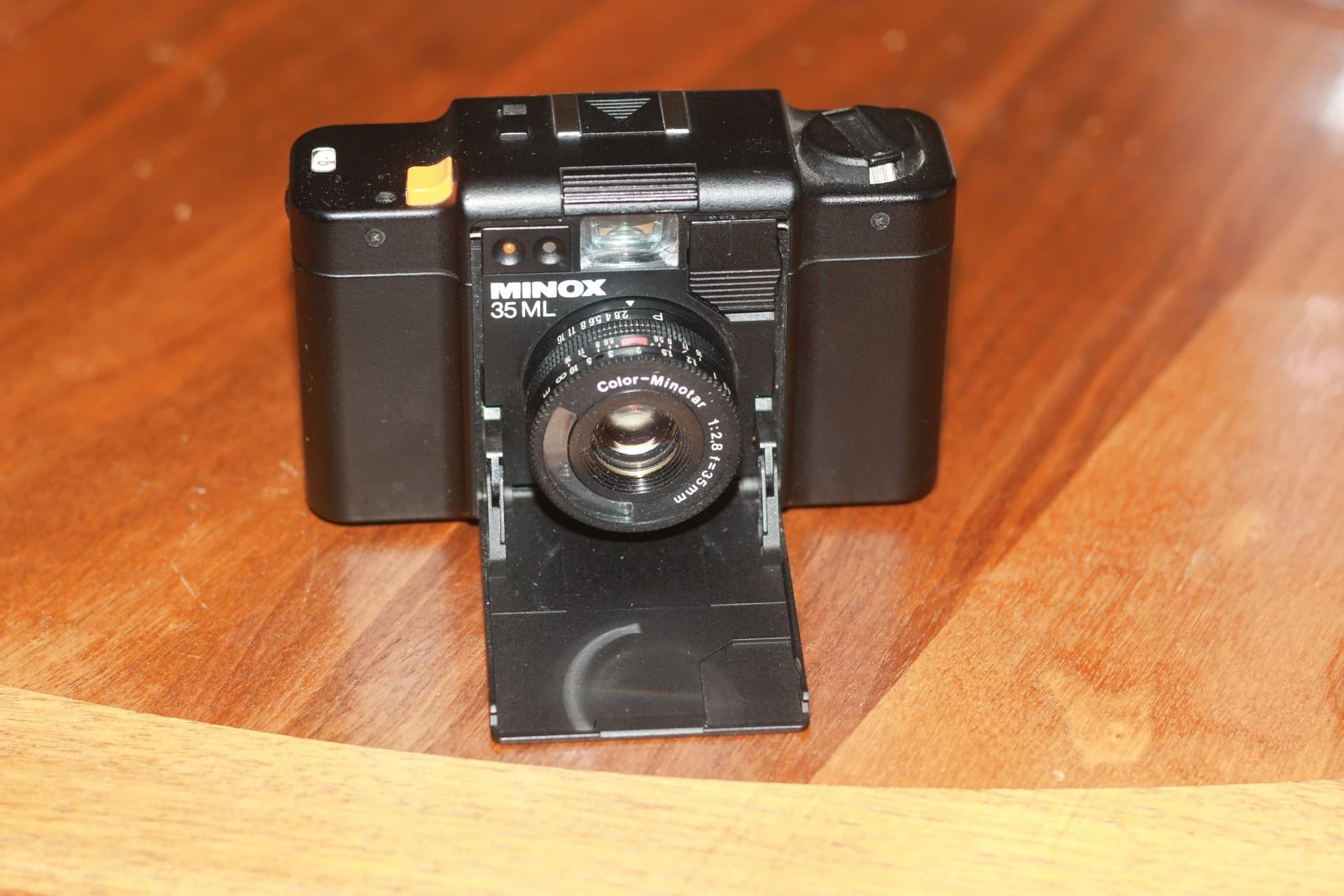 Minox 35 ML Analog Kamera med Röd Läderfodral