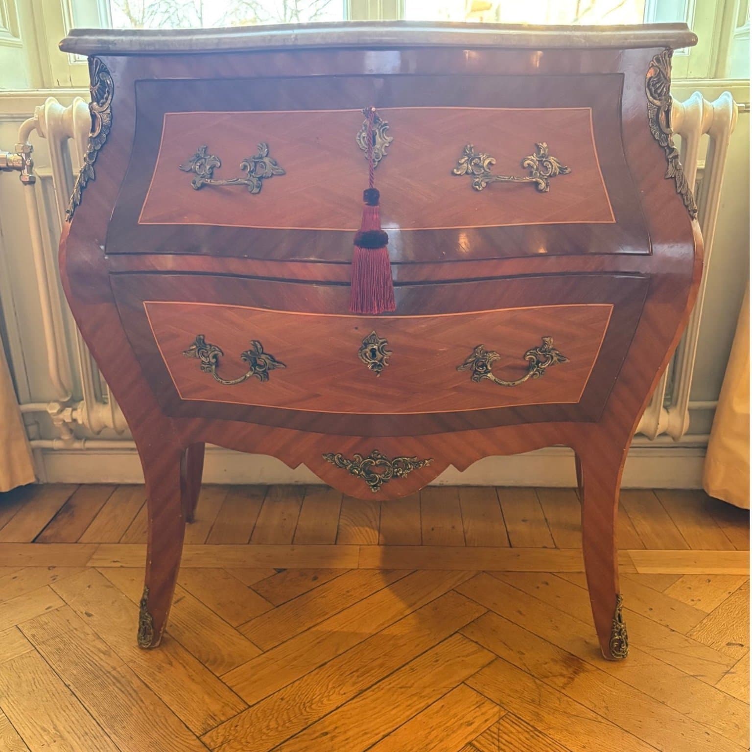 Antik byrå / commode Louis XV rokoko ca 1900 – bronser & fossil kalkstensskiva