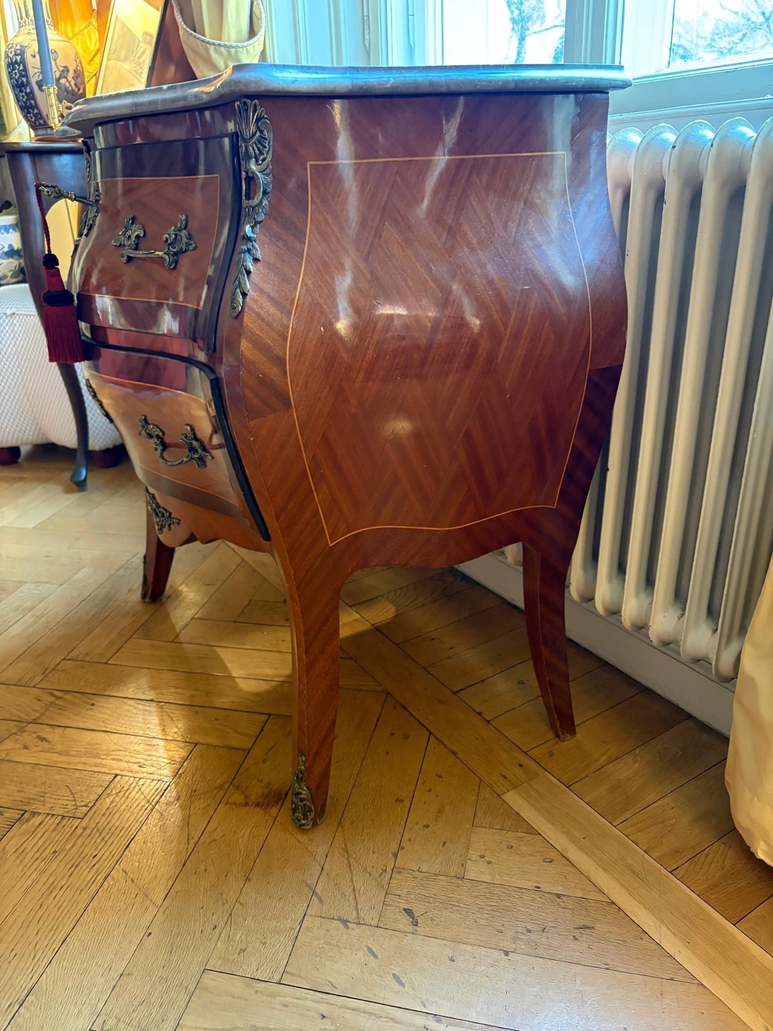 Antik byrå / commode Louis XV rokoko ca 1900 – bronser & fossil kalkstensskiva