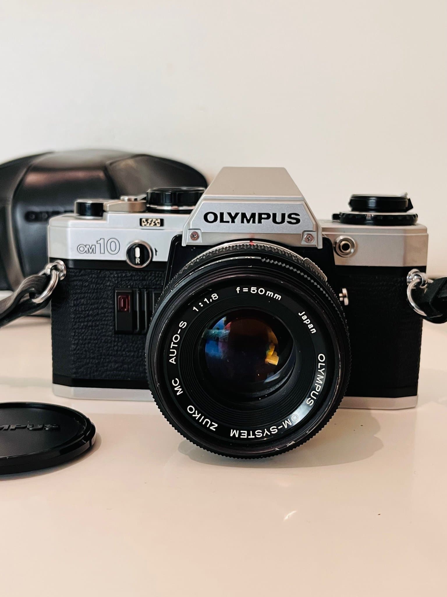 Olympus OM10 analog kamera med Zuiko Auto-S 50mm 1:1.8 objektiv