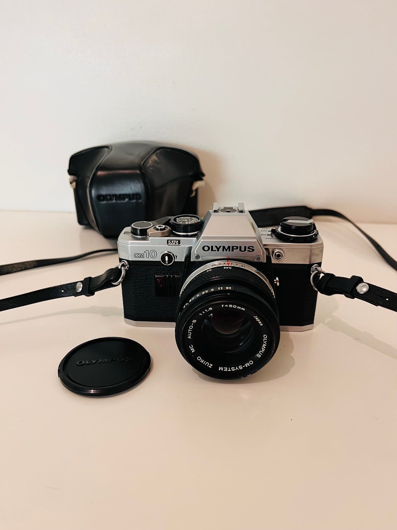 Olympus OM10 analog kamera med Zuiko Auto-S 50mm 1:1.8 objektiv