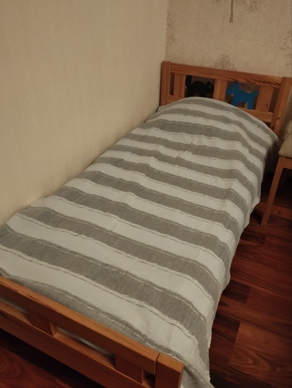 Barnsäng med ribbotten och madrass från Ikea