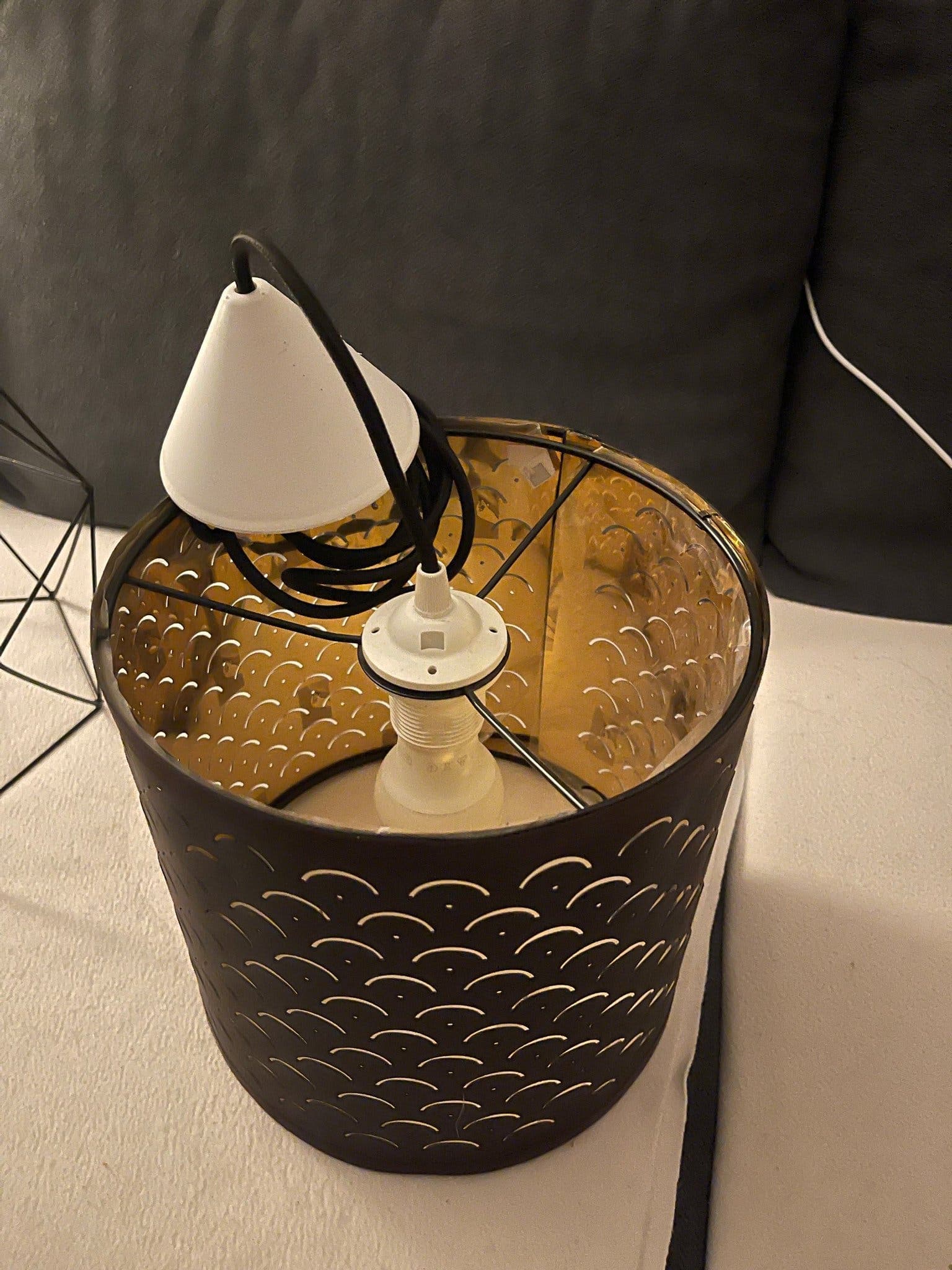 Taklampa med lampskärm