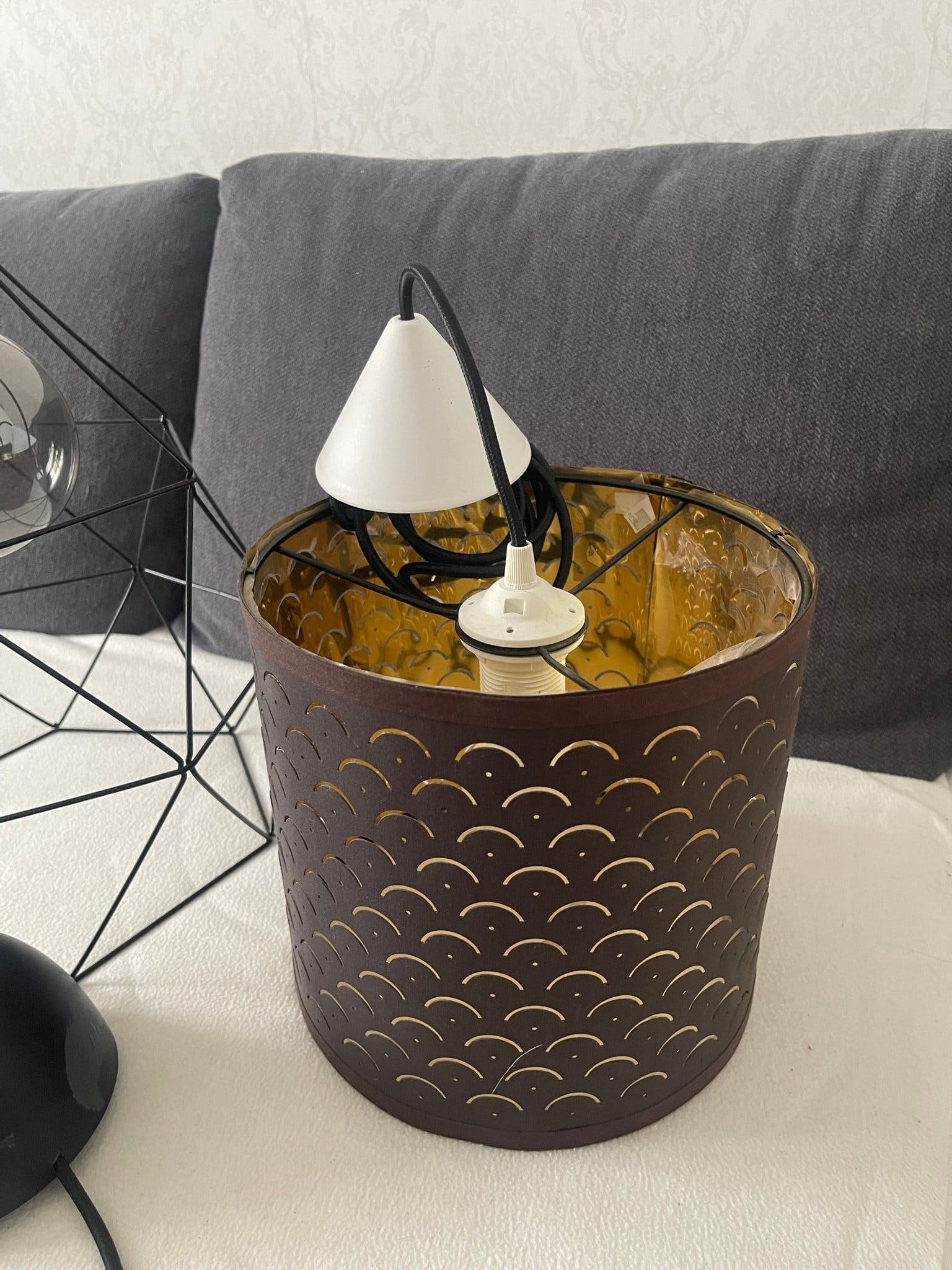 Taklampa med lampskärm
