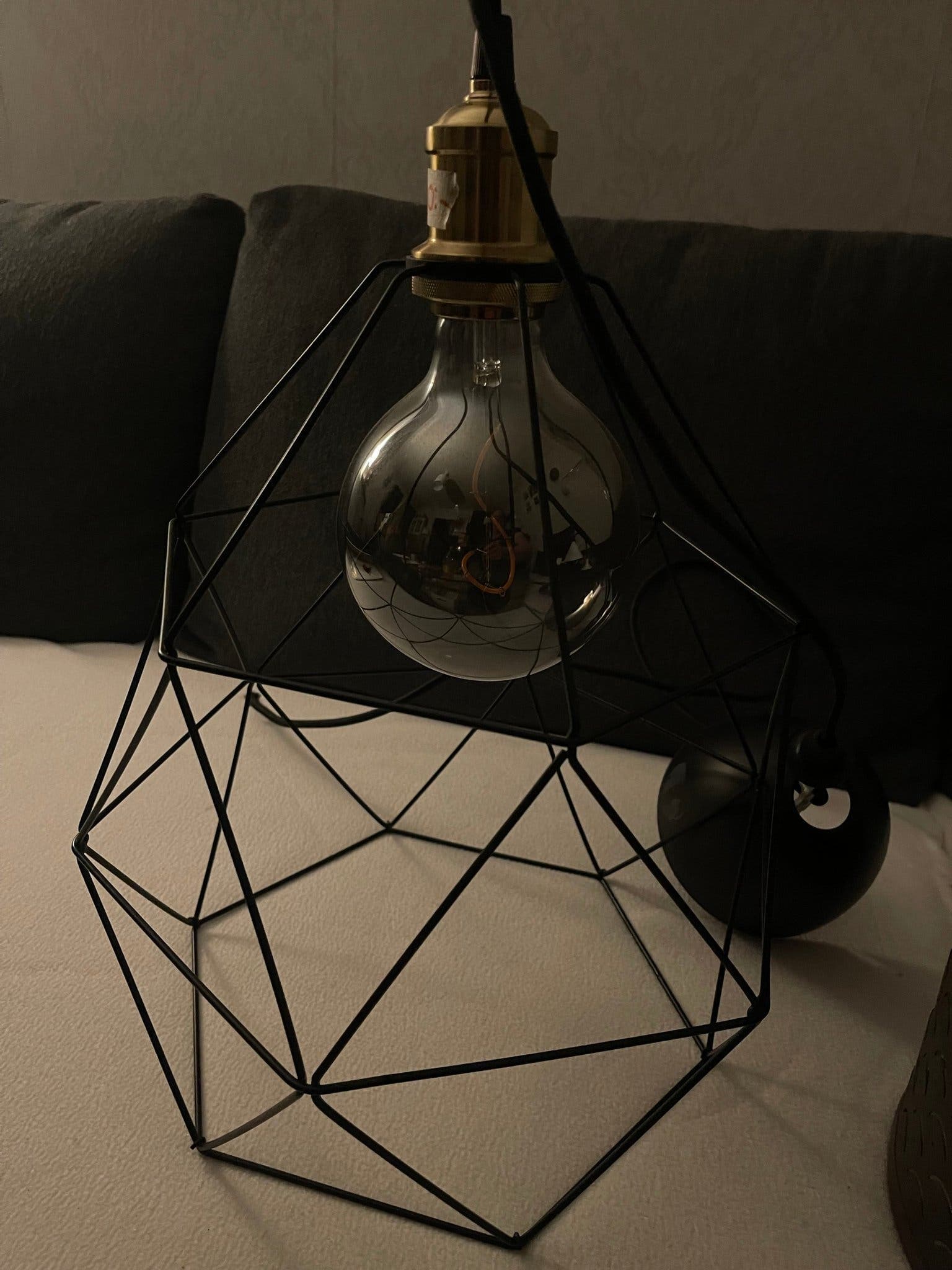 Taklampa i metall med geometrisk design