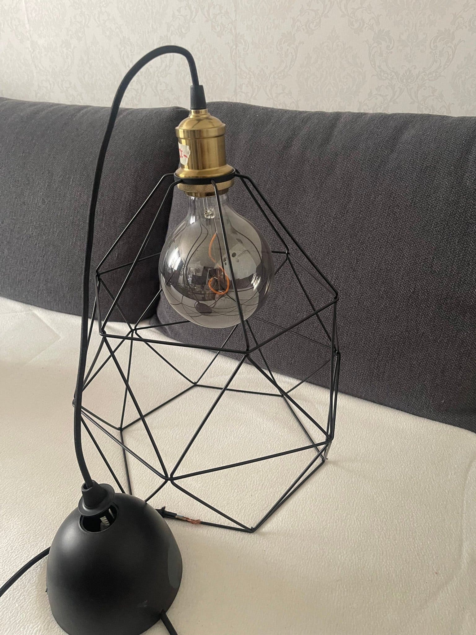 Taklampa i metall med geometrisk design