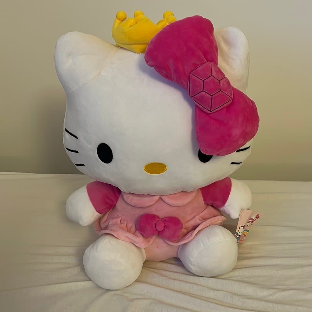Hello Kitty gosedjur med krona och rosa klänning
