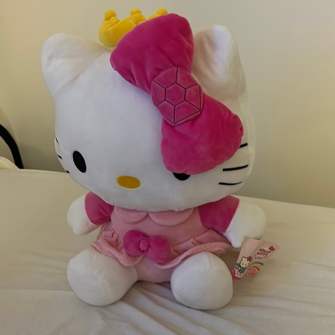 Hello Kitty gosedjur med krona och rosa klänning