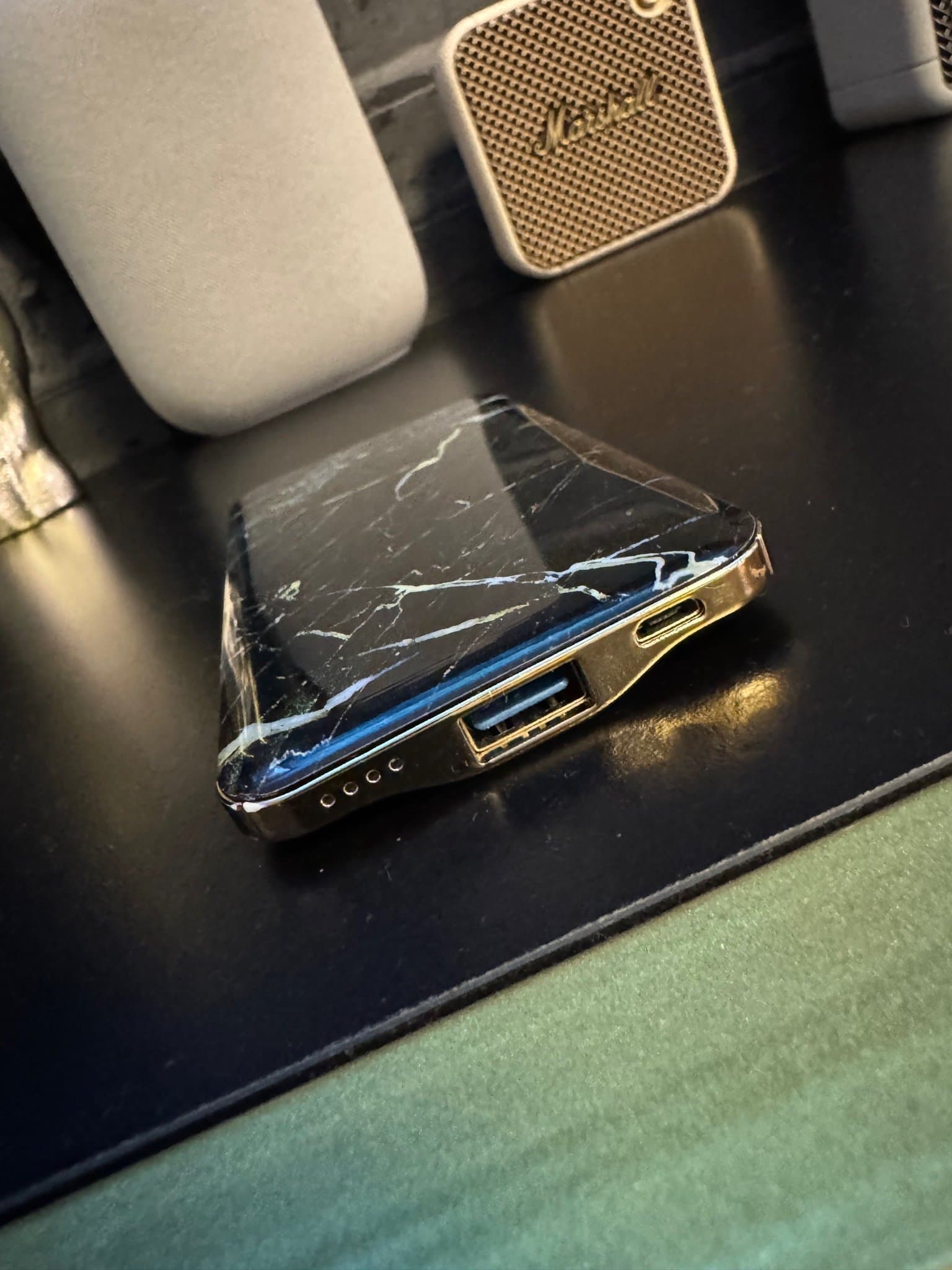 En ideal of sweden powerbank (5000mAh) fint skick) nypris 399kr