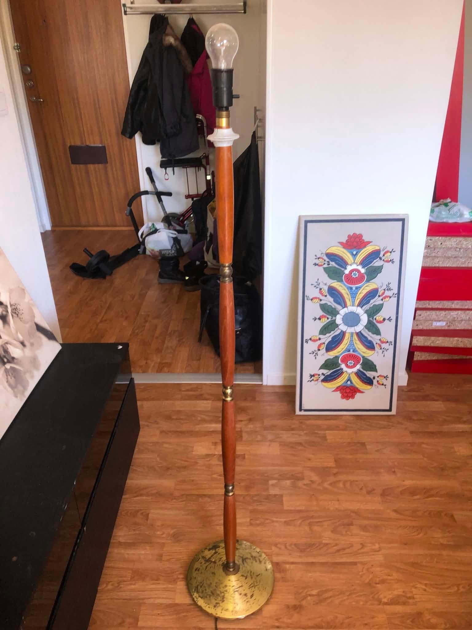 Golvlampa i trä och mässing