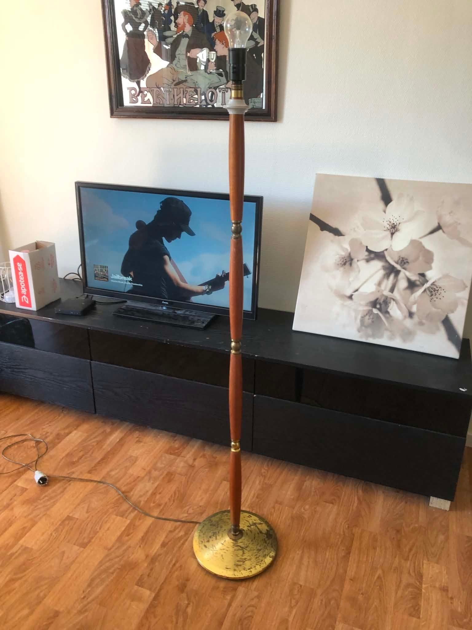 Golvlampa i trä och mässing