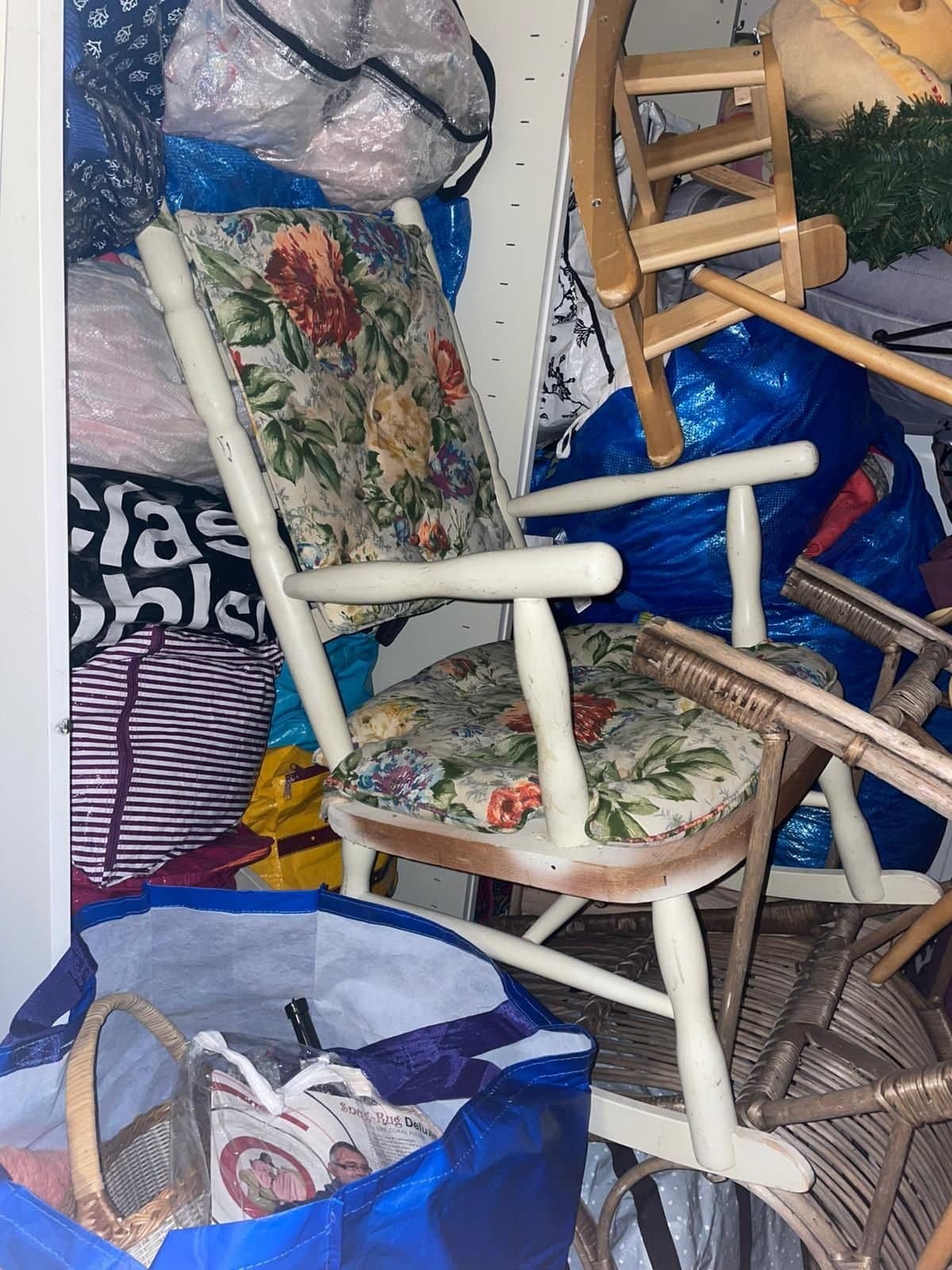 Gungstol med blommiga dynor vintage