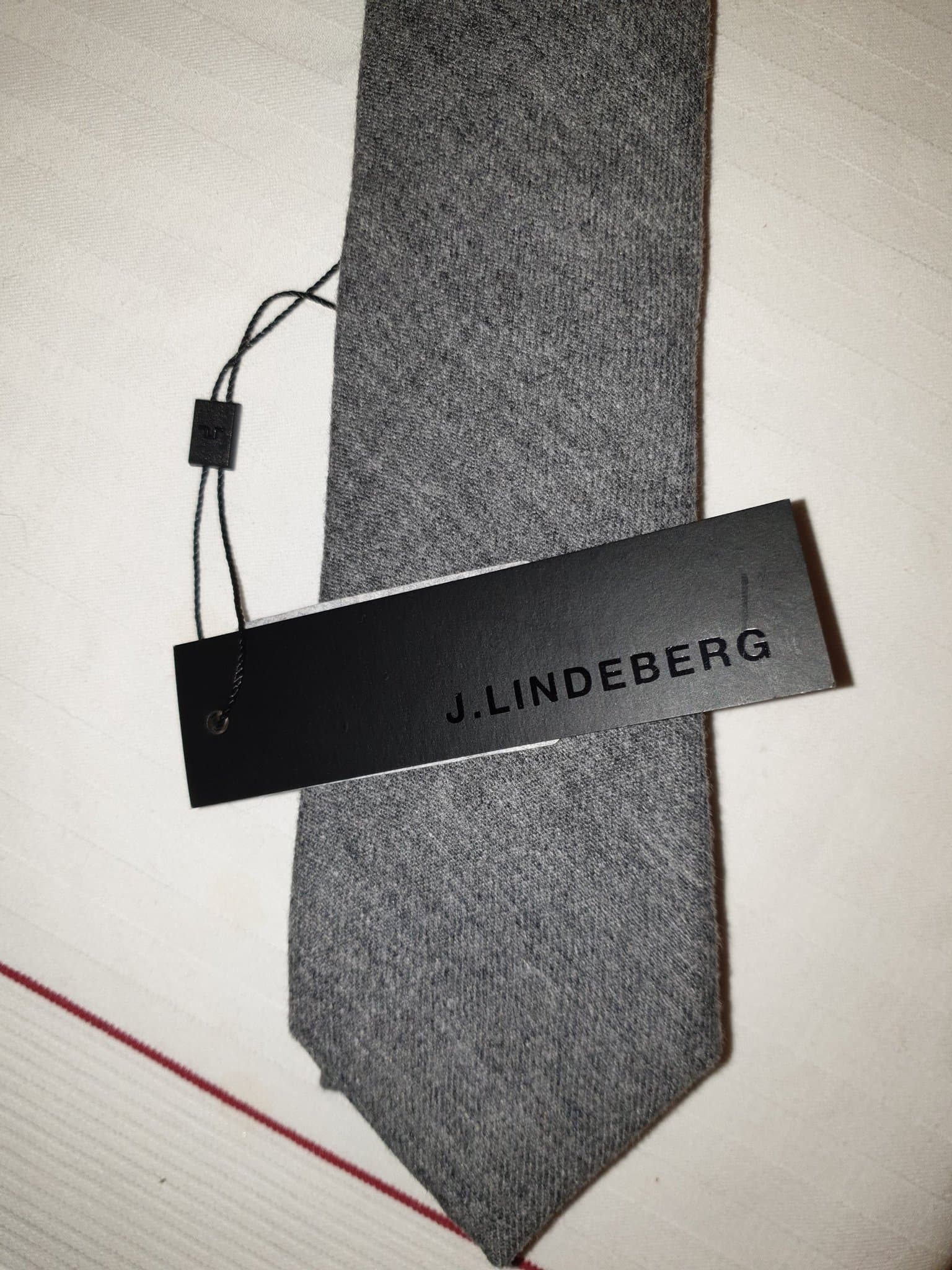 Ny slips Lalle stretch flannel i färgen rhino grey från J. Lindeberg.