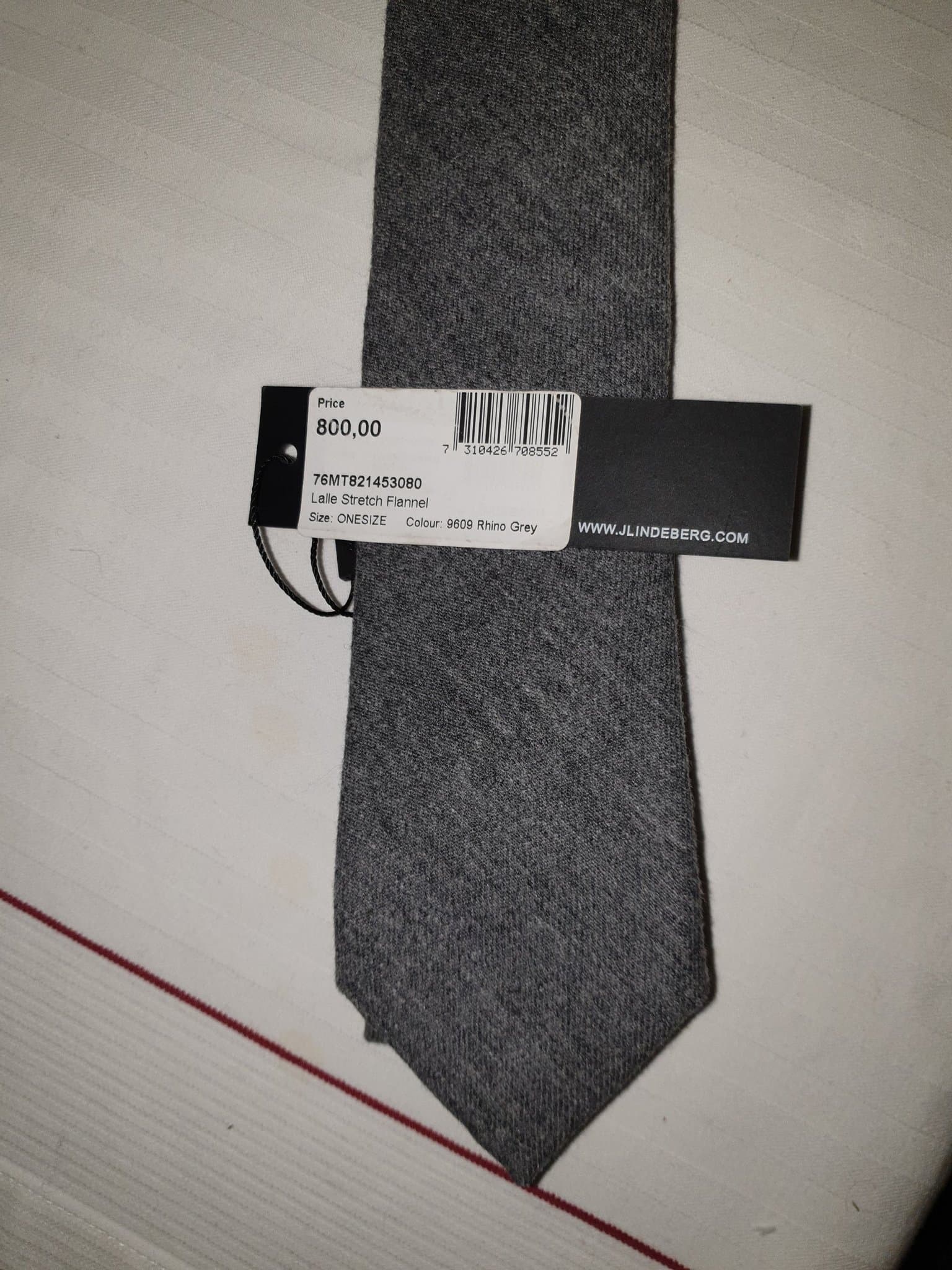 Ny slips Lalle stretch flannel i färgen rhino grey från J. Lindeberg.