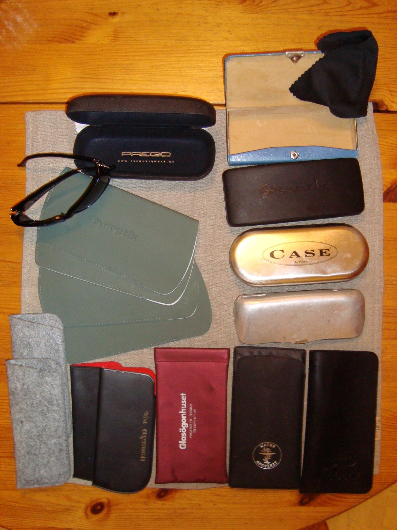 17 st. Glasögonfodral mestadels nya och med spegel.