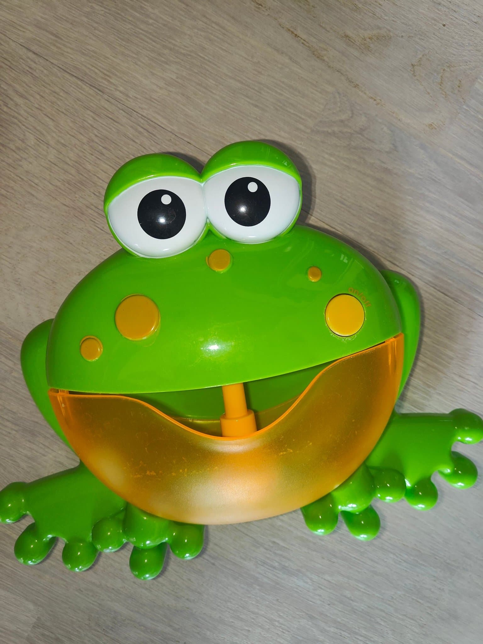 Bubbelmaskin badgroda med bubblor och musik