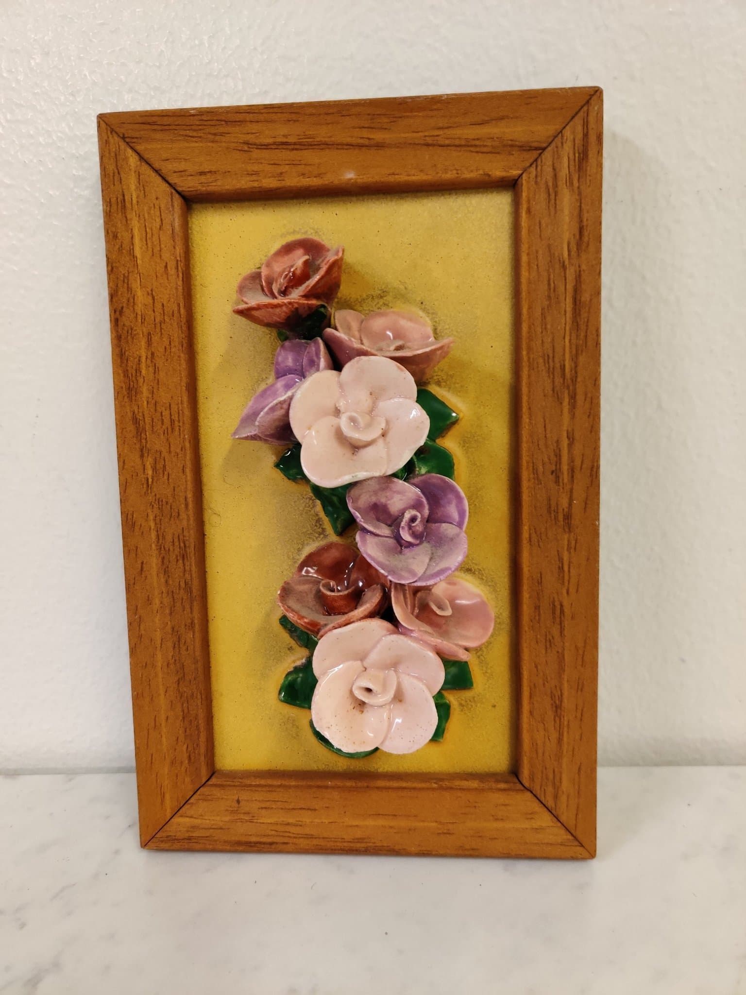 Vintage, retro, liten tavla med fina tredimensionella rosa/lila blommor i ram