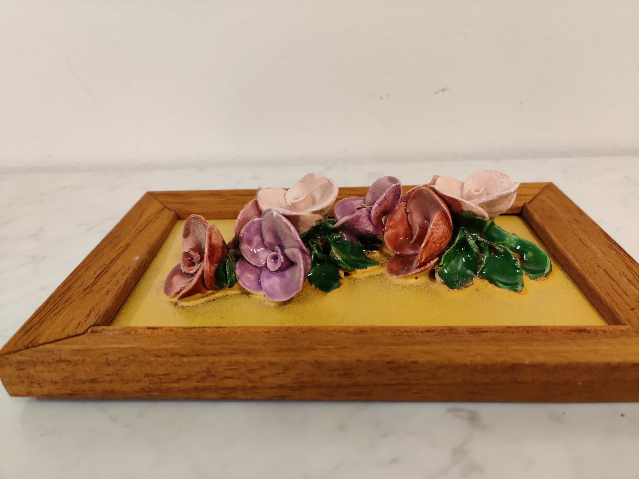 Vintage, retro, liten tavla med fina tredimensionella rosa/lila blommor i ram