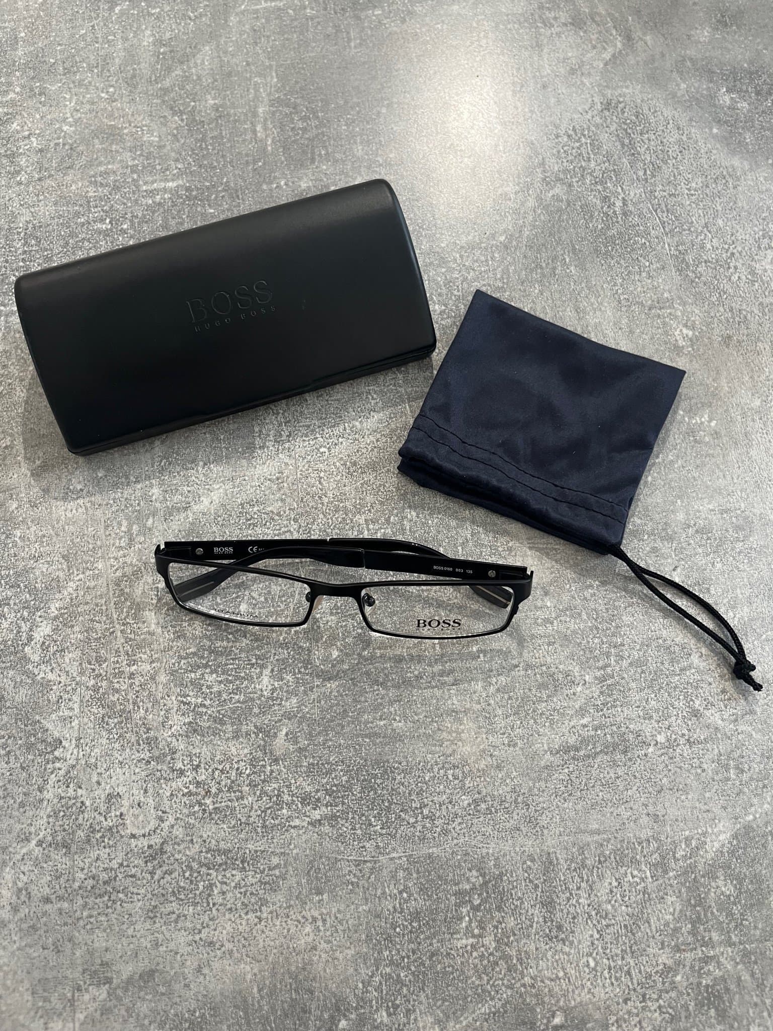 Hugo Boss glasögonbågar i titan med fodral och putsduk