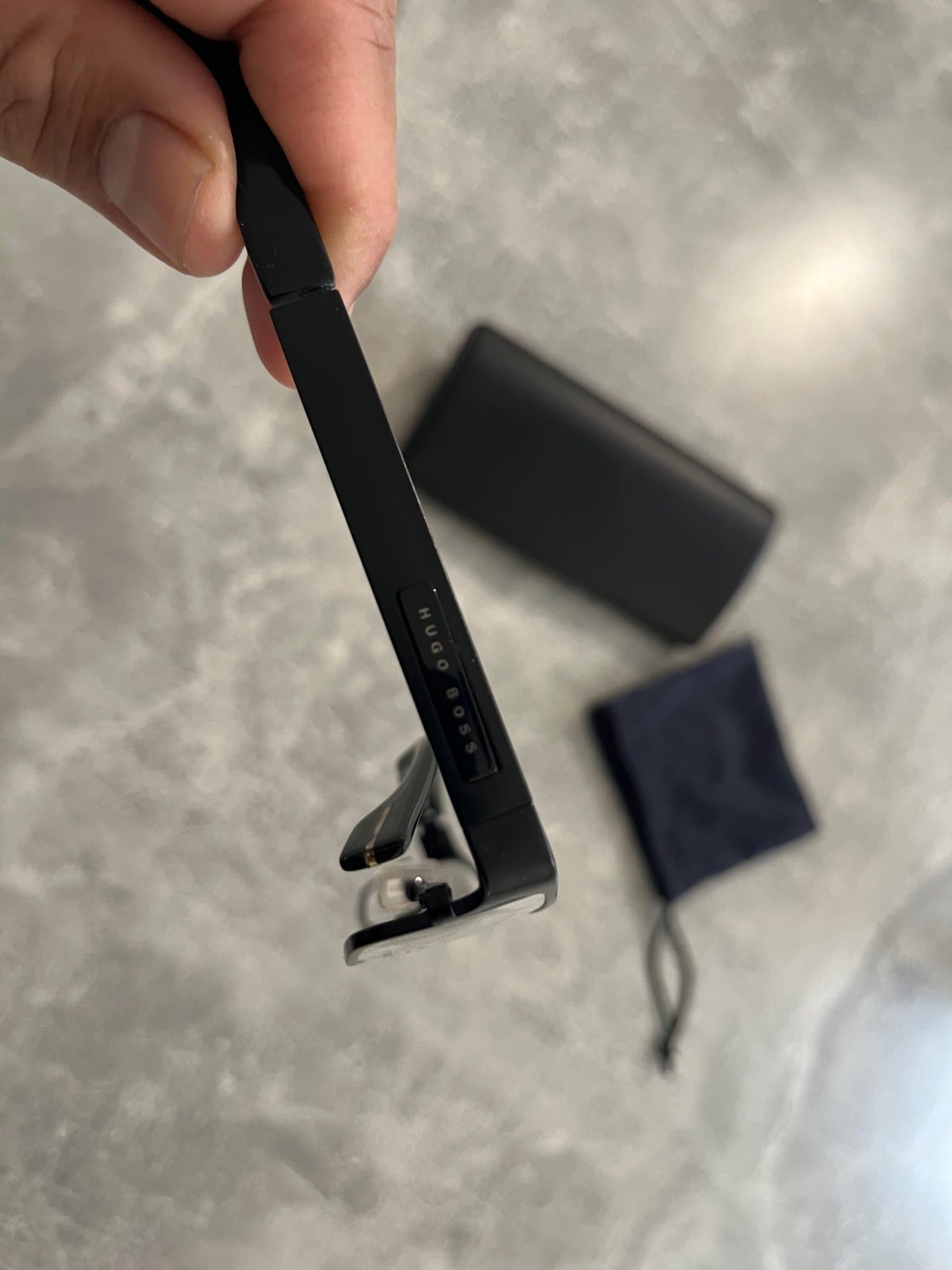 Hugo Boss glasögonbågar i titan med fodral och putsduk