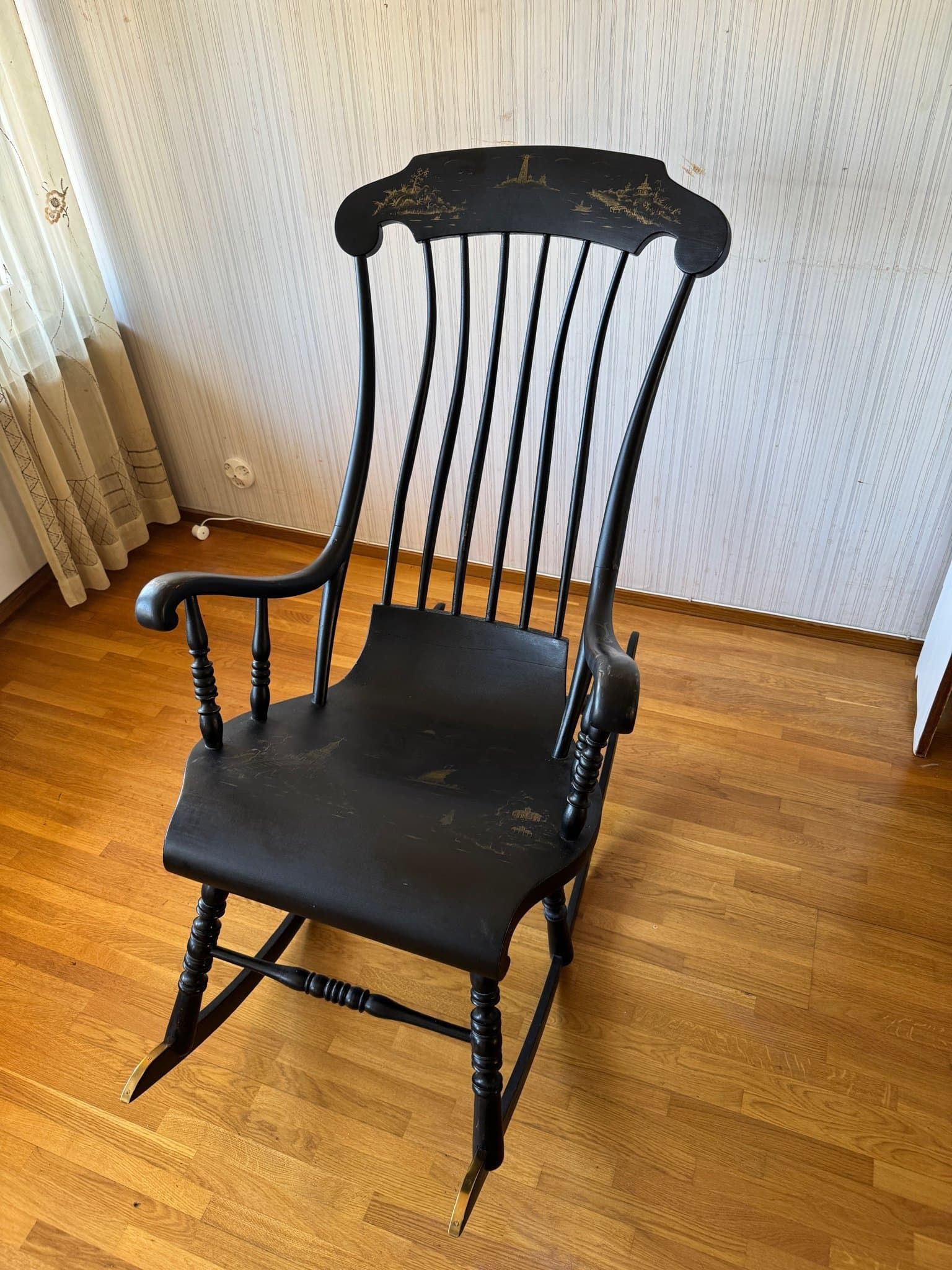 Gungstol i svart trä med guldfärgade detaljer